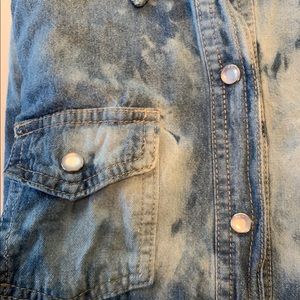 Women’s Denim Snap Down Size Medium Long Sleeve
